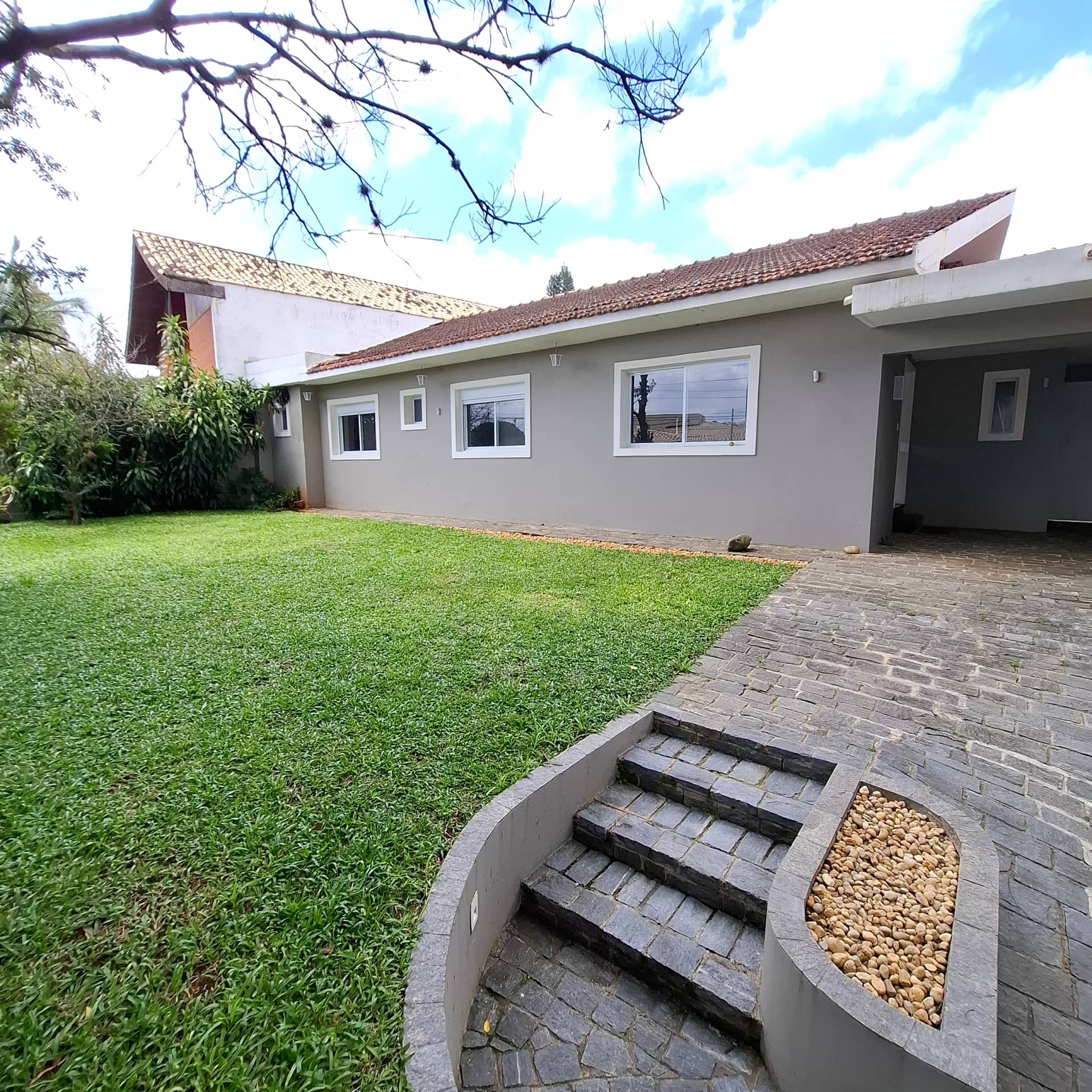 A venda Casa no Bolsao de Interlagos, 03 quartos suítes, 03 vagas, térrea, vizinho ao laguinho 